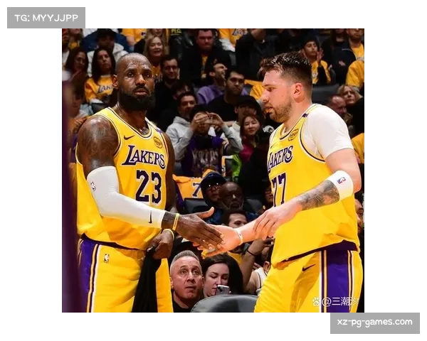 湖人新援黄蜂媒体日仅20人参加 湖人则数百人围绕球队中心 湖人新援黄蜂媒体日仅20人参加 湖人则数百人围绕球队中心